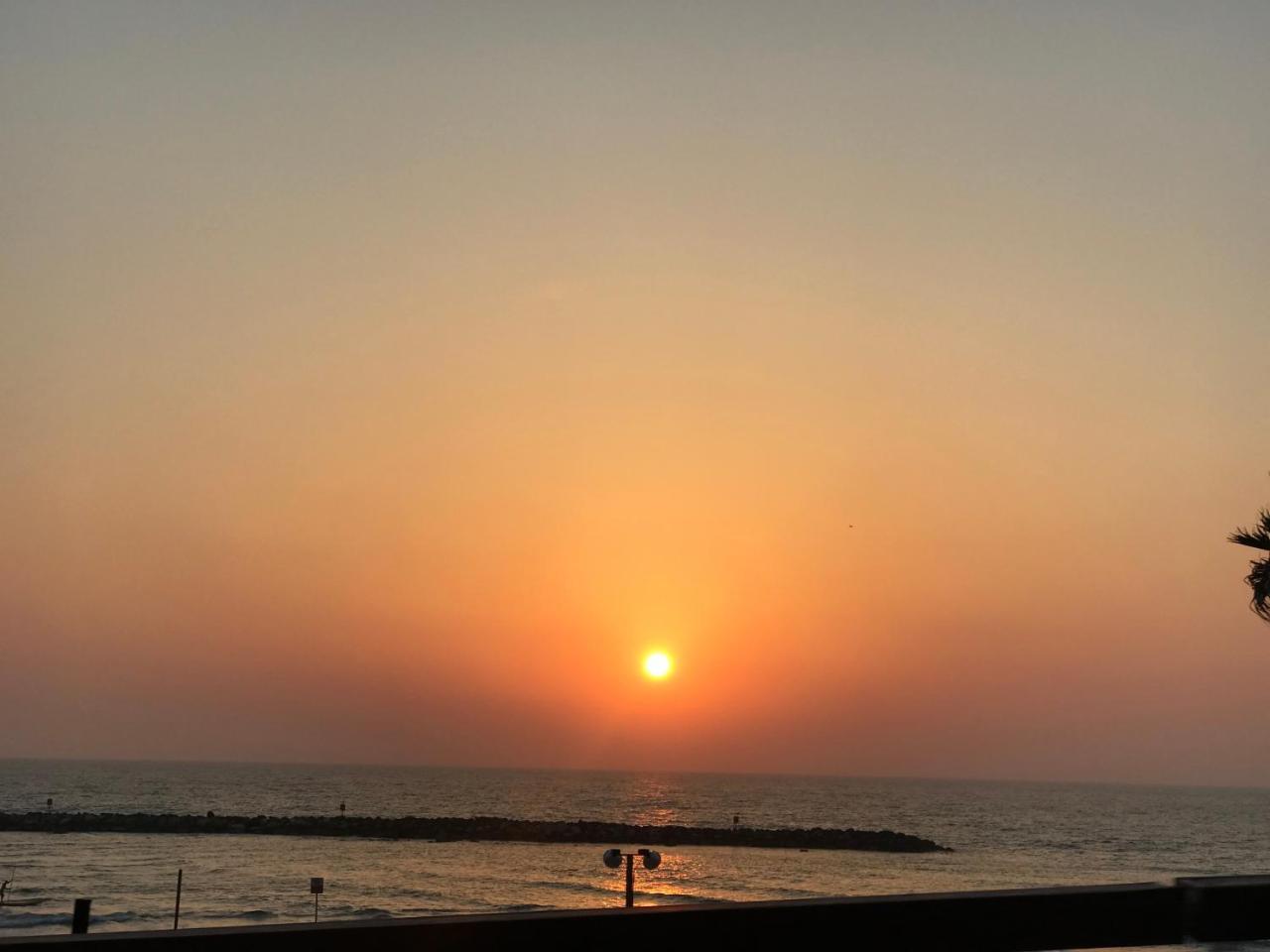 Gordon Beach Apartments Tel Aviv Bagian luar foto